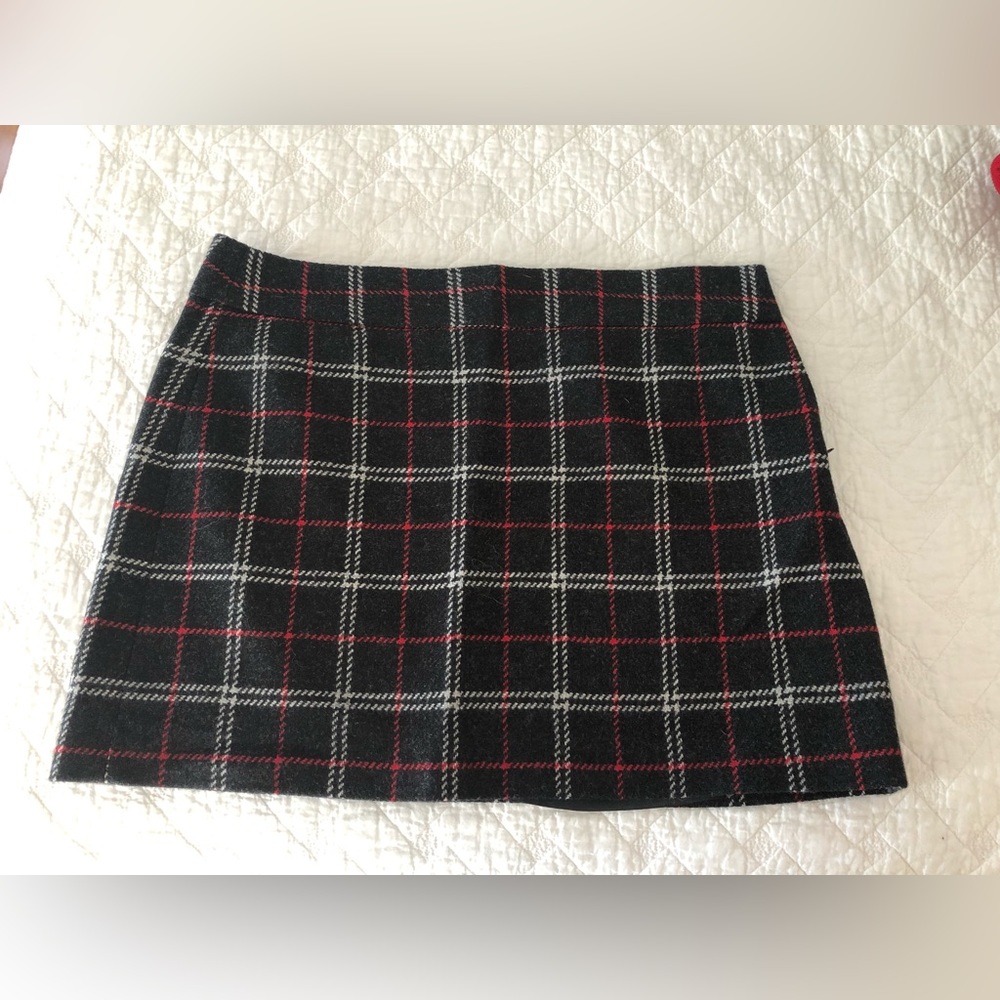 J.Crew plaid wool skirt side zip size 10. 16” length. Fully lined Tartan